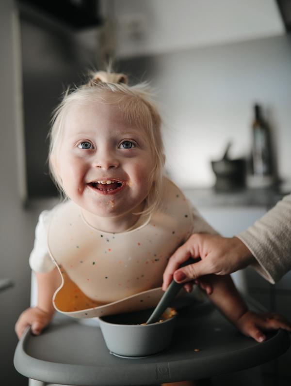 Mushie - Silikonskål - Sten - Tallrik - MamaMilla
