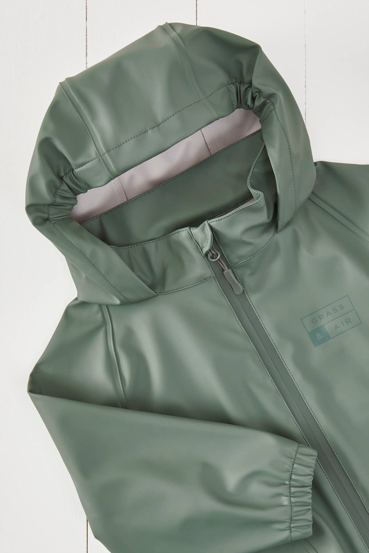 Grass &amp; Air khaki regnjakke set fra siden