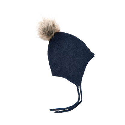 Minymo muts met pompon - Black Iris - Wollen muts - MamaMilla