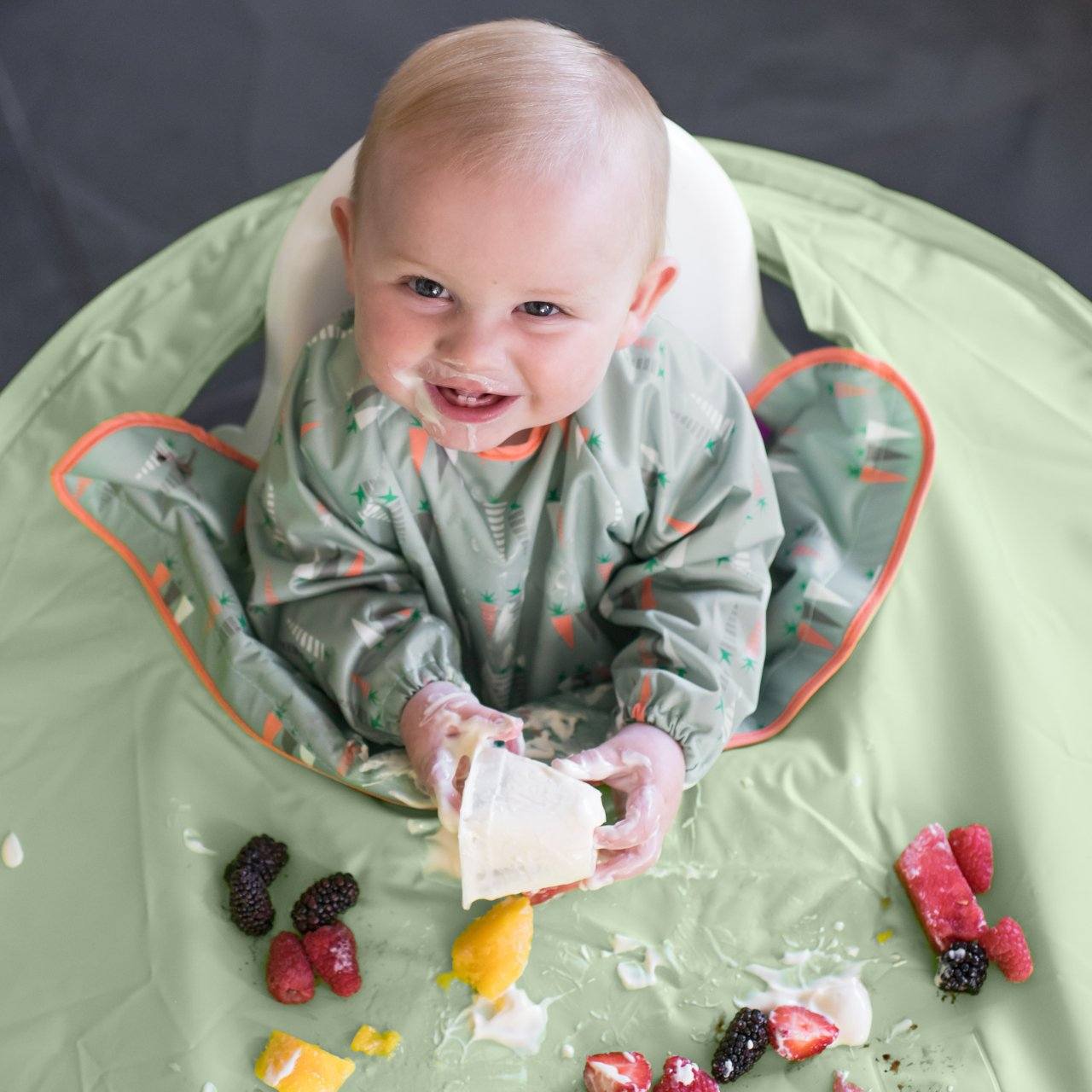 Tidy Tot Hagesmæk med Lange Ærmer til Bakke - Støvet Mint - Hagesmæk med ærmer - MamaMilla